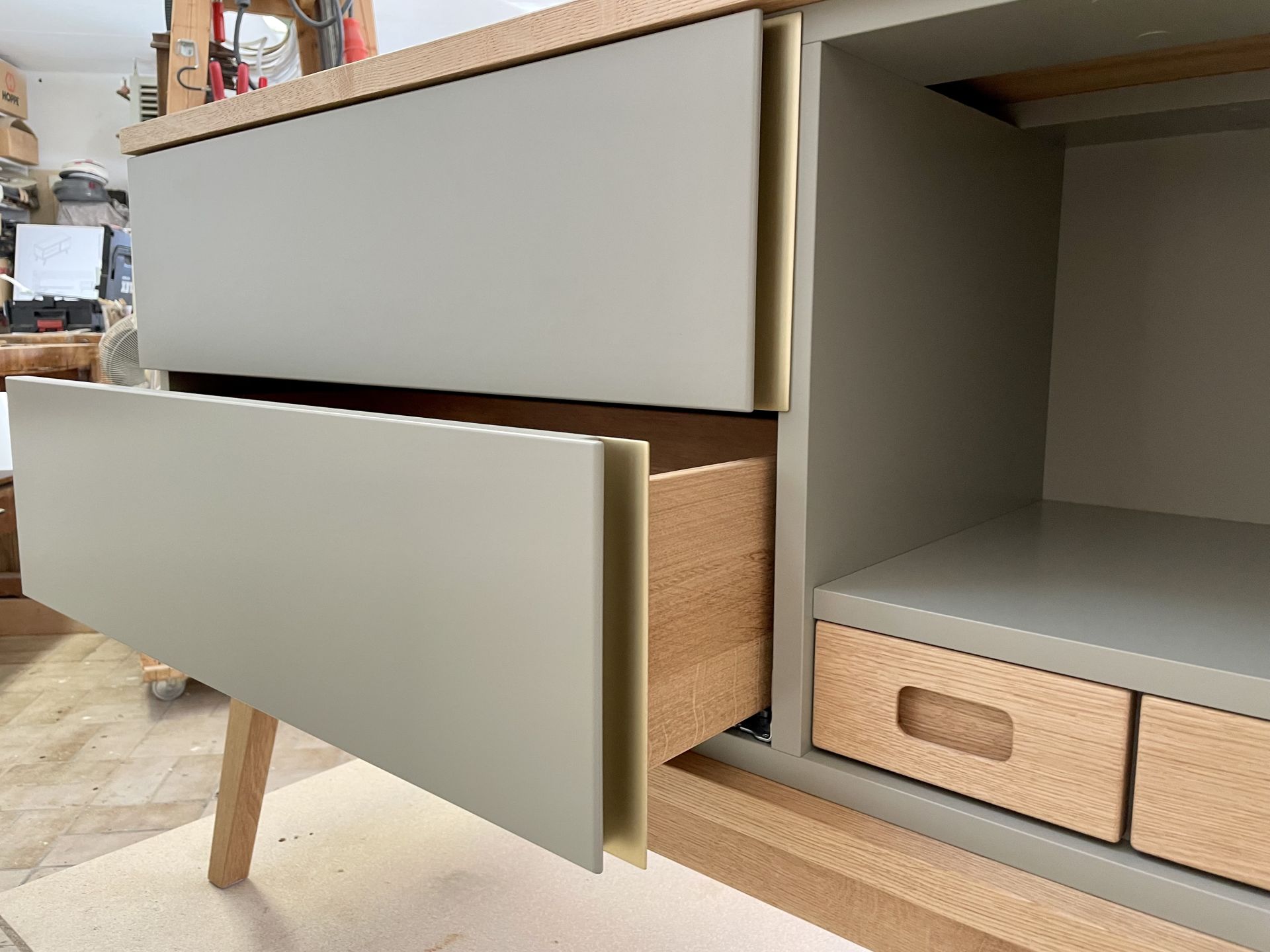 Grifflose Fronten mit polierter Messing Hinterblendung